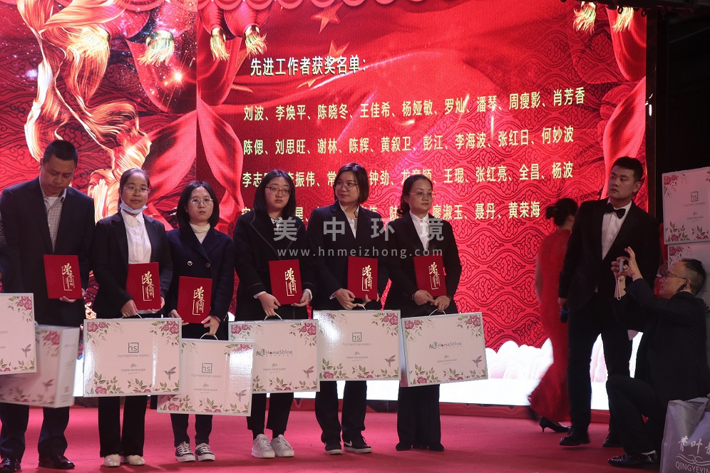 王佳希、楊亞敏、羅燦、潘琴先進(jìn)工作者.JPG